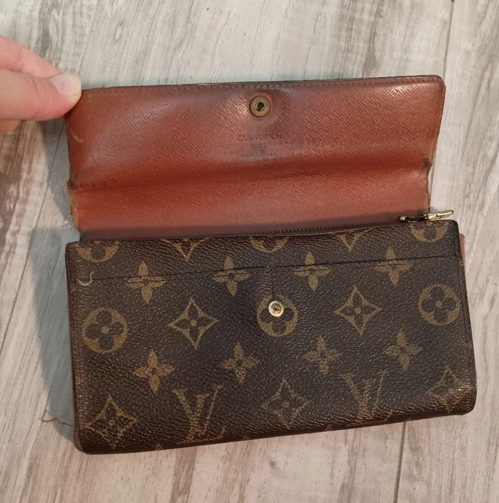 Authentic Louis Vuitton Monogram Sarah Wallet